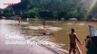 Can you drift on the river on a single bamboo?Locals in Chishui, Guizhou Province demonstrated this amazing skill on Tuesday. Single bamboo drifting is an int