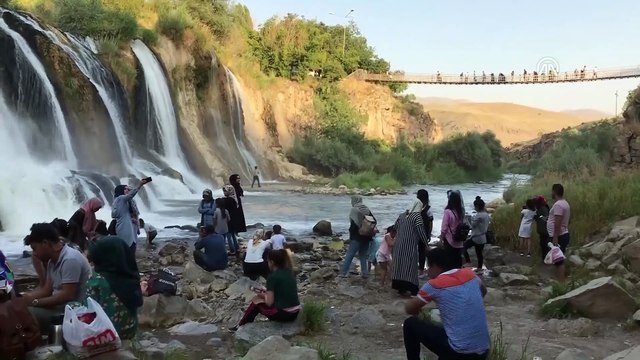 Sıcaktan bunalanlar Muradiye Şelalesi'nde serinliyor - VAN