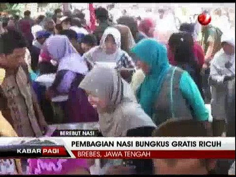Pembagian Nasi Bungkus Gratis Ricuh