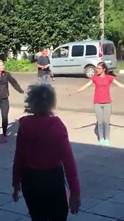 Le voisin qui passe à côté d'un cours de gym et qui ne peut s'empêcher de danser