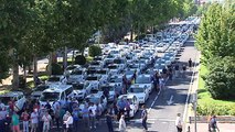 Huelga de taxis: los taxistas de Madrid cortan la Castellana al concentrarse ante Fomento