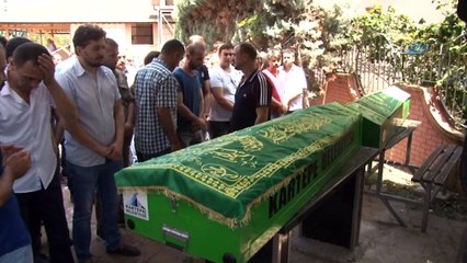 Dayıları tarafından pompalı tüfekle öldürülen baba ve oğlu defnedildi
