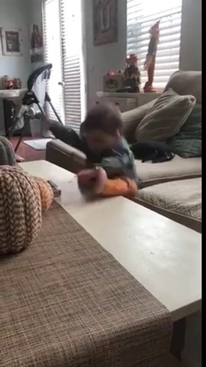 Ce bébé disparaît d'un coup : légère chute debout sur la table !