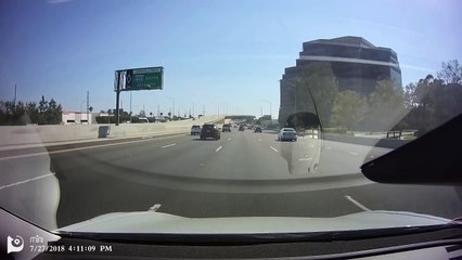 Le pilote auto de cette Tesla sauve ses occupants sur l'autoroute ! Sécurité en voiture