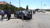 Otomobille Çarpışan Çöp Kamyonu Karşı Şeride Geçerek Devrildi: 1 Yaralı