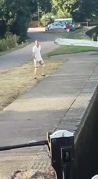 Dave saute par-dessus un canal