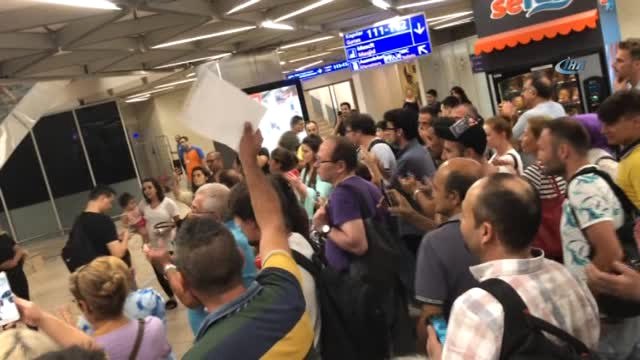 Uçak Seferleri İki Buçuk Saat Rötar Yapan Yolcular 'Onur İstifa' Diye Slogan Attı