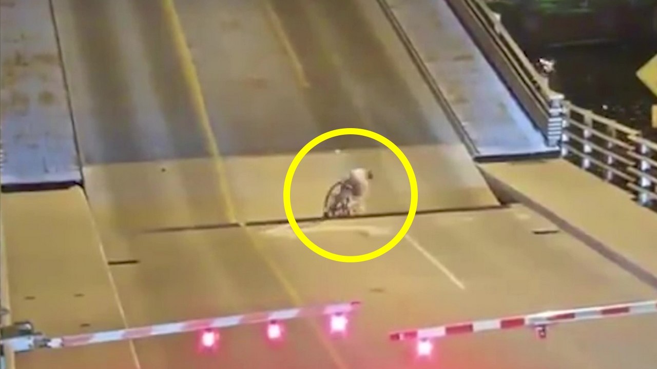 Une cycliste se retrouve coincée à l'intérieur d'un pont levant