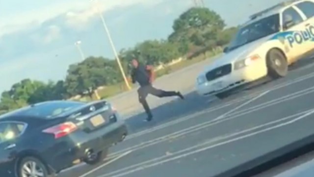 Une voiture de police s'explose contre une voiture garée en poursuivant un homme à pied