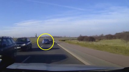 Un chauffard double n'importe comment et finit dans le fossé