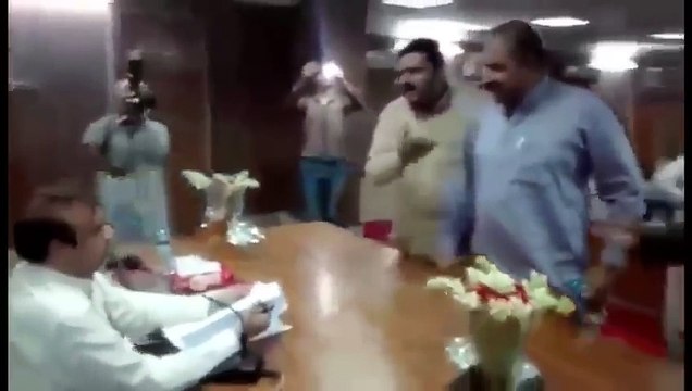 ‫یہ کسی نے نہیں دیکھا الیکشن کے دوران ایک ایسا واقع بھی پیش آیا جب ایک جج پر حملہ کیا گیا‬