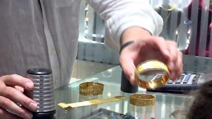 Düğünlerde burma ve hasır bileziğin yerini artık küpeler, kolyeler aldı