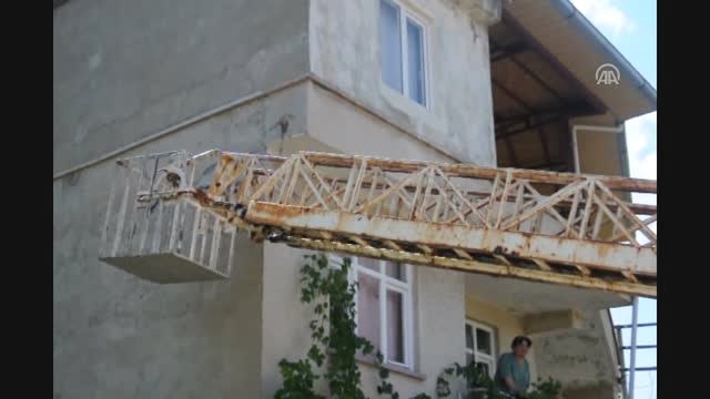 Ayağı İpe Dolanan Serçeyi İtfaiye Kurtardı