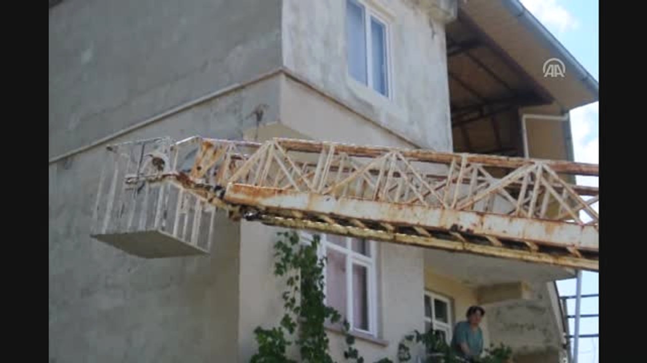 Ayağı İpe Dolanan Serçeyi İtfaiye Kurtardı