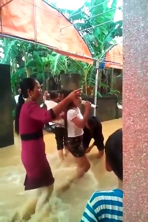 Celebrate the wedding in the rain