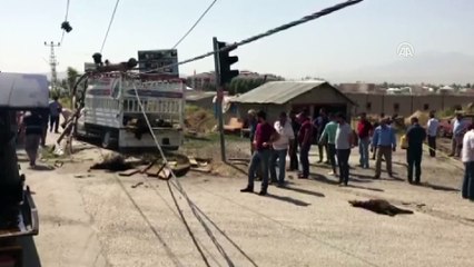 Küçükbaş hayvan yüklü kamyonet otomobile çarptı - AĞRI