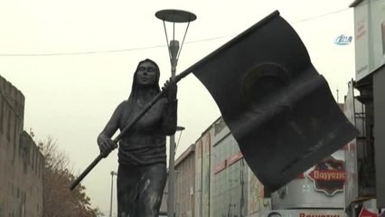 Kayseri'de Kaldırılan Kadın Heykeli Tartışması Büyüyor