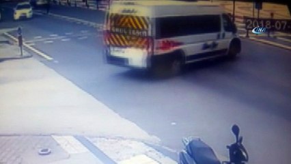 Minibüsün yayanın üzerinden geçme anı kameralara böyle yansıdı