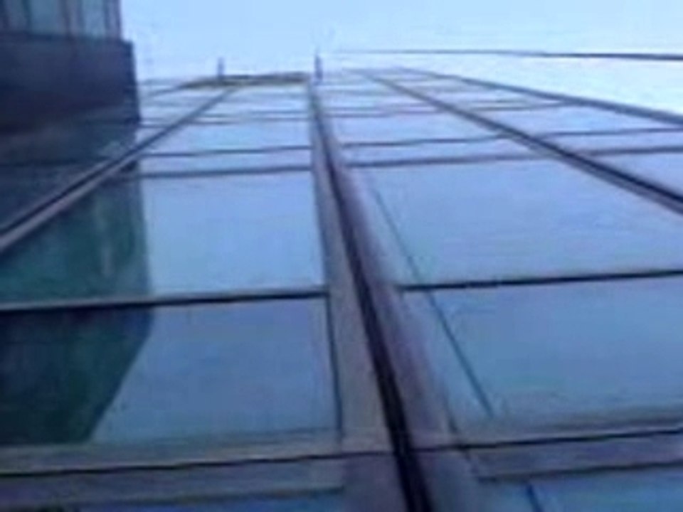 LA REMONTEE D'UNE NACELLE SUR UN IGH DE LA DEFENSE (1)