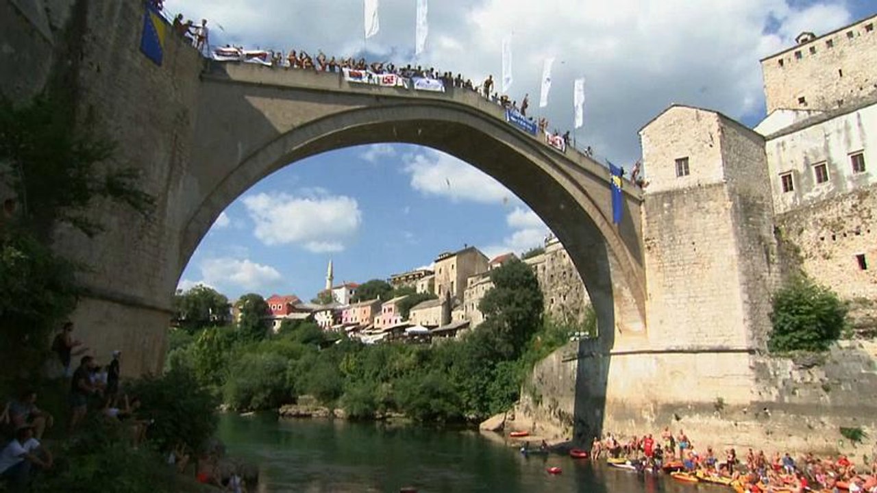 Osmanlı mirası Mostar Köprüsü'nde geleneksel atlama yarışması