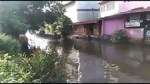 【Video】A funny moment was caught on camera when members from a boating club used a flooded street for practice in Kainakary, #Kerala, India, on July 18. Watch a