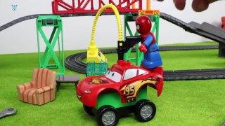 Spiderman builds McQueen to the Monster Truck Thomas the train helps Spiderman Toy Cars fo