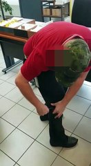 Bruxelles: un agent de la Stib découpe son pantalon pour en faire un bermuda