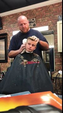 Un coiffeur fait une blague à un enfant