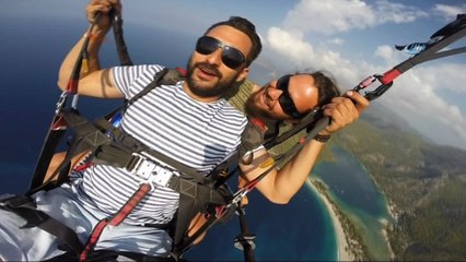 Paraşütle ilk defa atlayan tatilcinin görüntüleri güldürdü