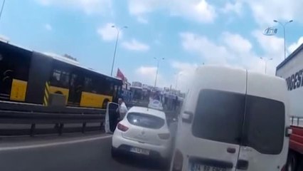 E-5 Karayolu'nda Kaza Sonrası Sopayla İnen Şoföre Tatlı Dil