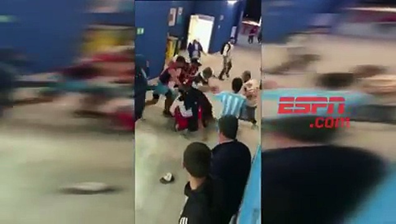 Hinchas argentinos vs los croatas en Rusia