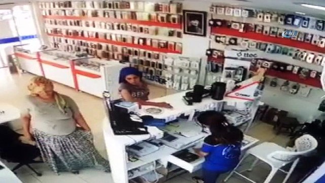 Cep telefonu hırsızlık anları kameralara böyle yansıdı