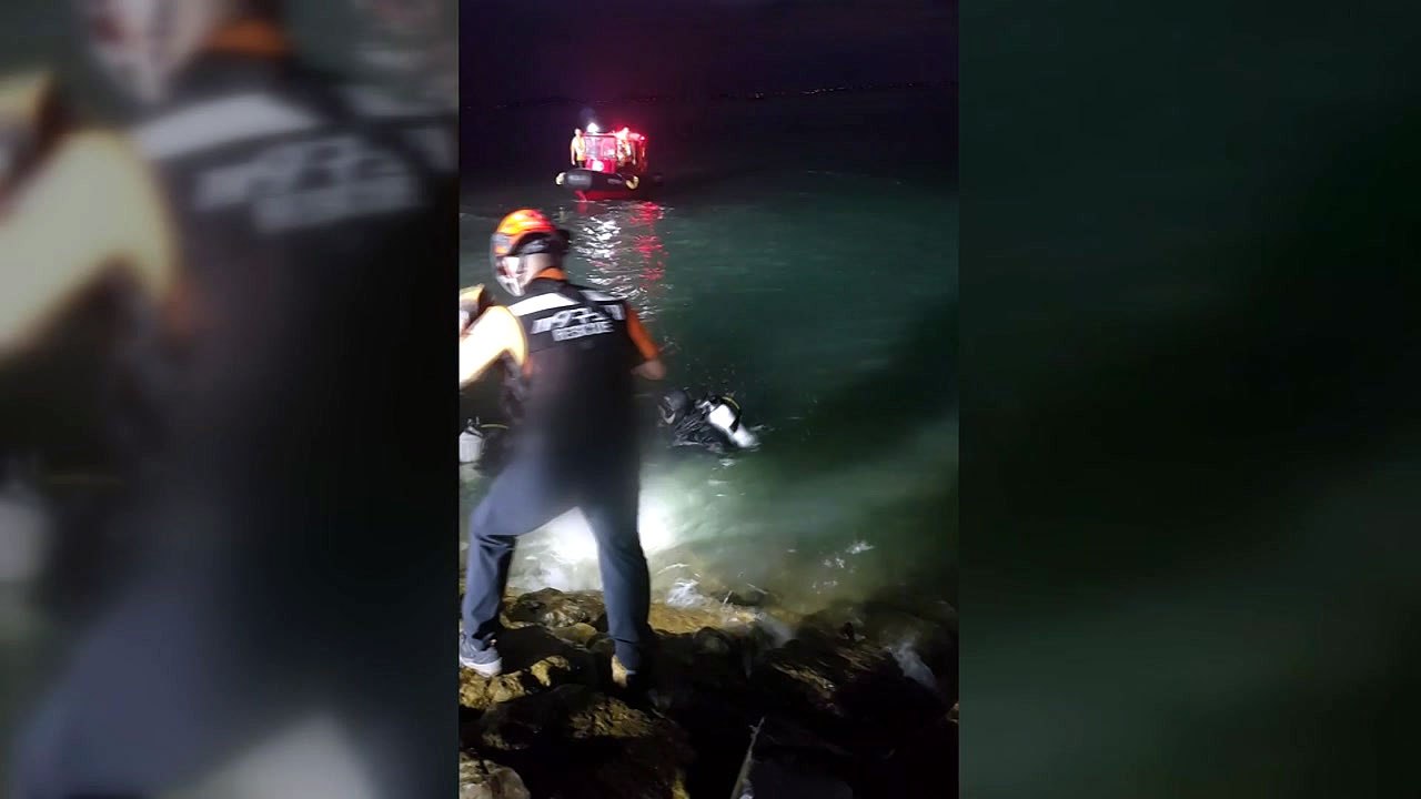 인천 월미도 앞바다 50대 남성 물에 빠져 중태 / YTN