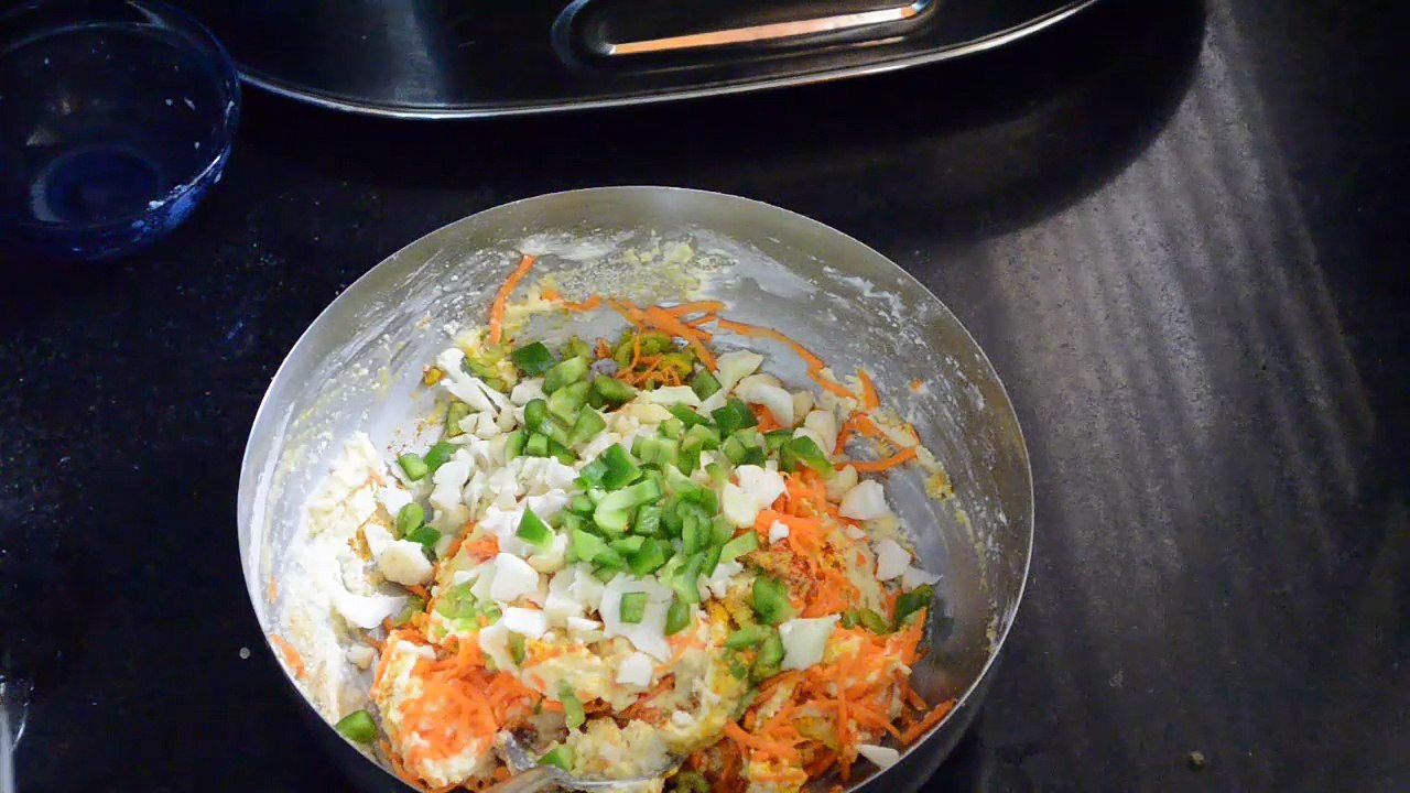 Sooji Handvo Recipe in Hindi - सूजी वेज का इन्स्टैन्ट हांडवो