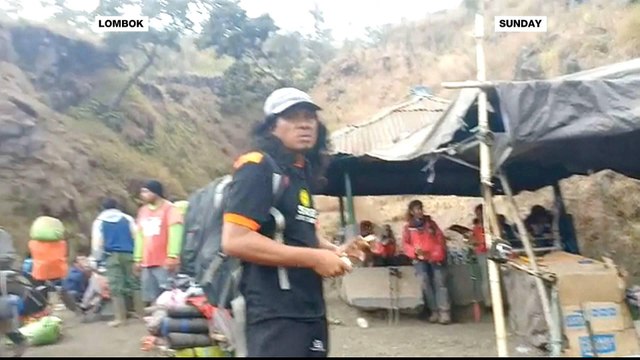 Indonesia's Lombok earthquake: Hundreds trapped on mountain