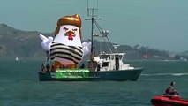 【Video】“#Trump Chicken”, a massive inflatable chicken dressed in a striped shirt to resemble a prison uniform, appeared atop a boat sailing near Alcatraz Island