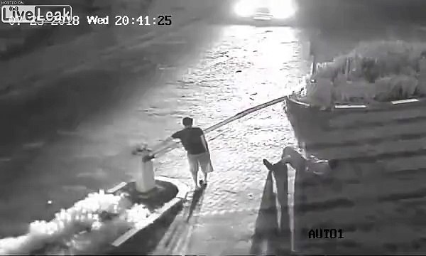 Ivres, ces idiots cassent une barrière à main nue !