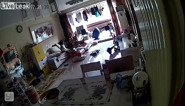 Cette trottinette s'enflamme dans un appart toute seule !