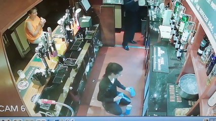 Elle s'éclate le front sur le bar juste assise en train de manger !