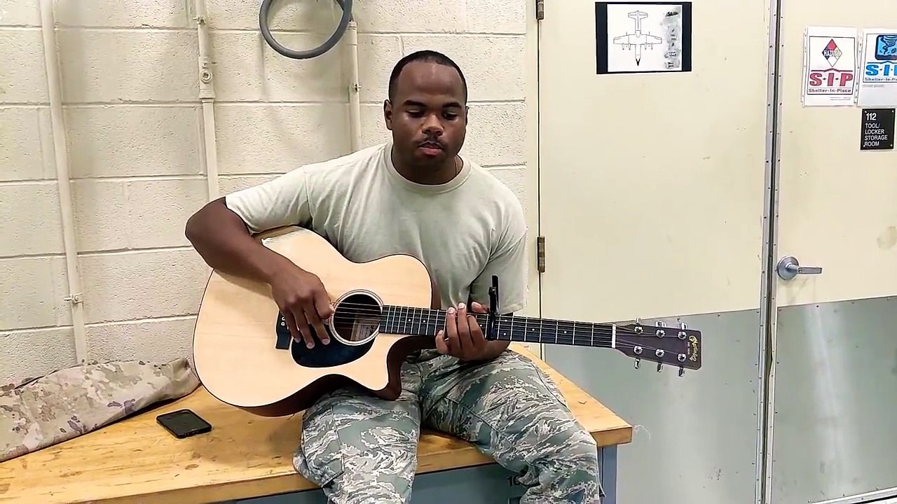 Talent caché : ce soldat chante comme un dieu et l'avoue à son régiment le dernier jour !