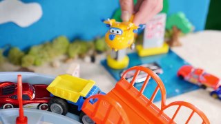 Fire trucks and Super Wings help a big truck