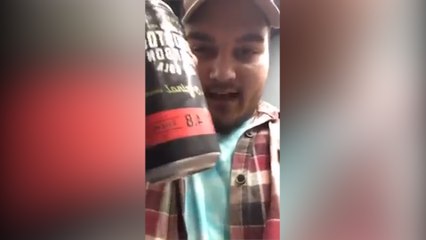 Un borracho no pudo escoger un peor momento para subirse a un ascensor con una bebida