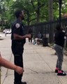 Sahanın dışından basket atan polis