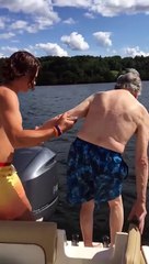 Un homme à son 102éme anniversaire il plonge parfaitement dans l'eau !