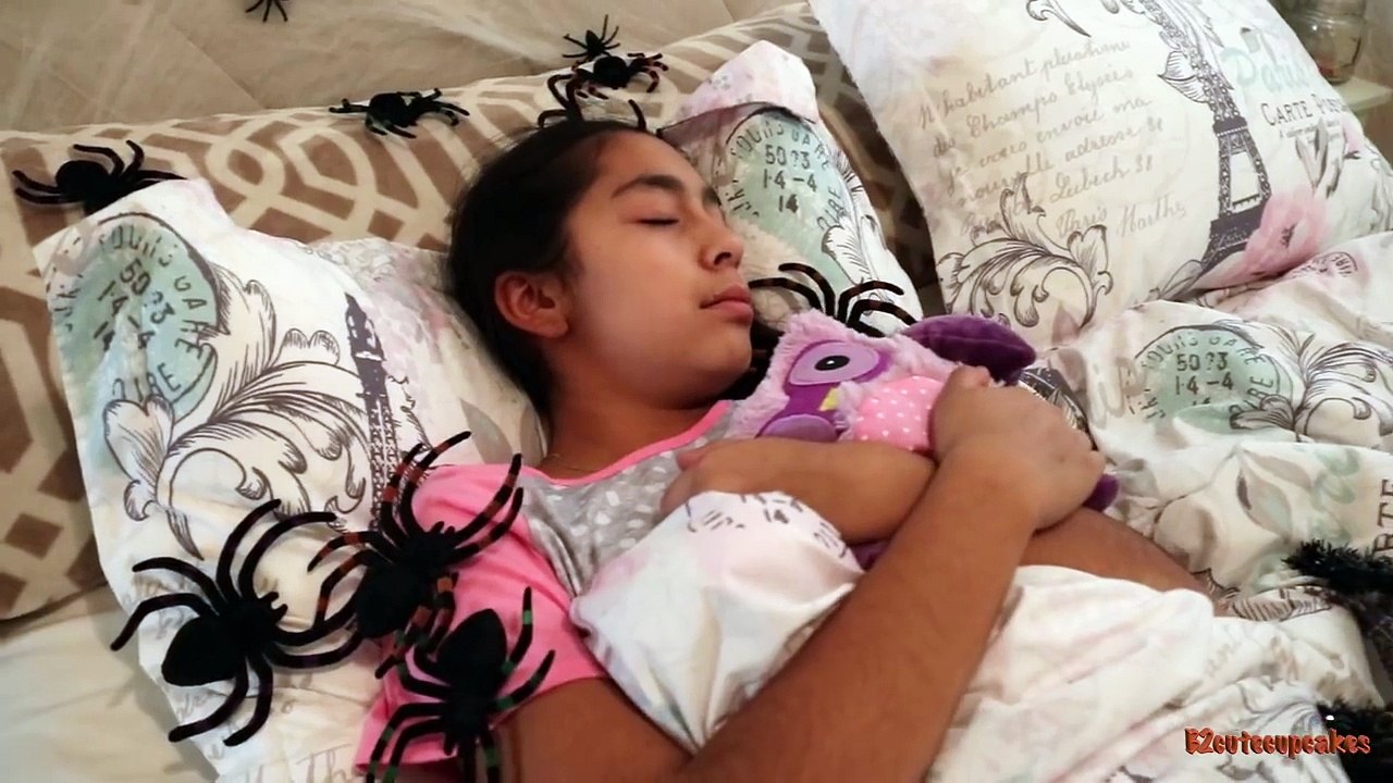 HALLOWEEN NIGHTMARE!! GIANT SPIDERS ATTACK Girl |B2cutecupcakes
