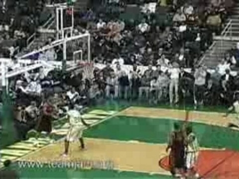 Preview-T-40564740-dunks NBA - Lebron James vs Vince Carter