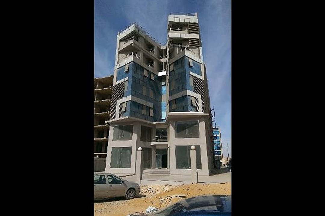 مكتب للإيجار بمبنى إداري على شارع ال90