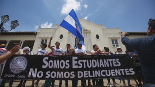 Estudiantes nicaragüenses en León marchan por la autonomía universitaria