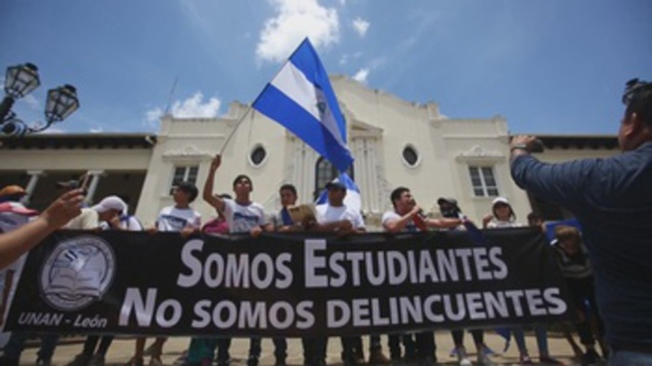 Estudiantes nicaragüenses en León marchan por la "autonomía universitaria"