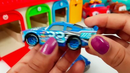 Video herunterladen: Disney Pixar Cars Tomica Truck Hauler Miss Fritter Learn Colors with Cars Mack Truck Haule